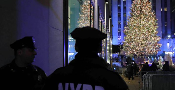 Постављена јелка у Њујорку са три милиона кристала