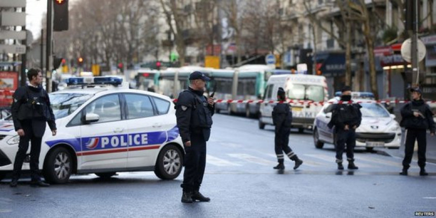 Париз: Покушај напада на полицијску станицу