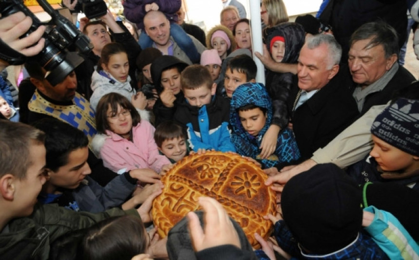 Стотине дјеце ломило чесницу у Бањалуци
