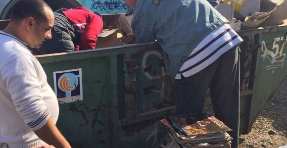 Paspalj spasio iz smeća 1.500 ploča