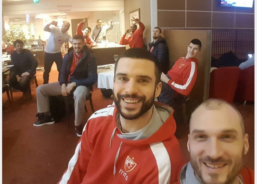 Crveno-bijeli mašu sa aerodroma: Srećni praznici!