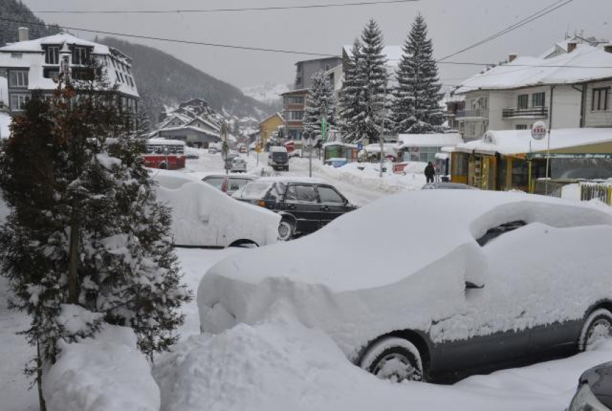 Evakuisano 113 ljudi zbog snijega u Srbiji