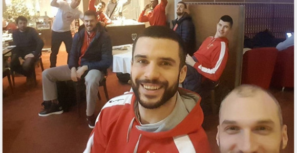 Crveno-bijeli mašu sa aerodroma: Srećni praznici!