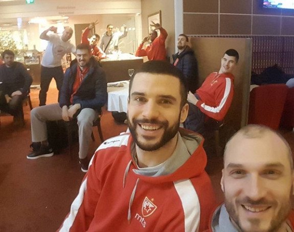 Crveno-bijeli mašu sa aerodroma: Srećni praznici!