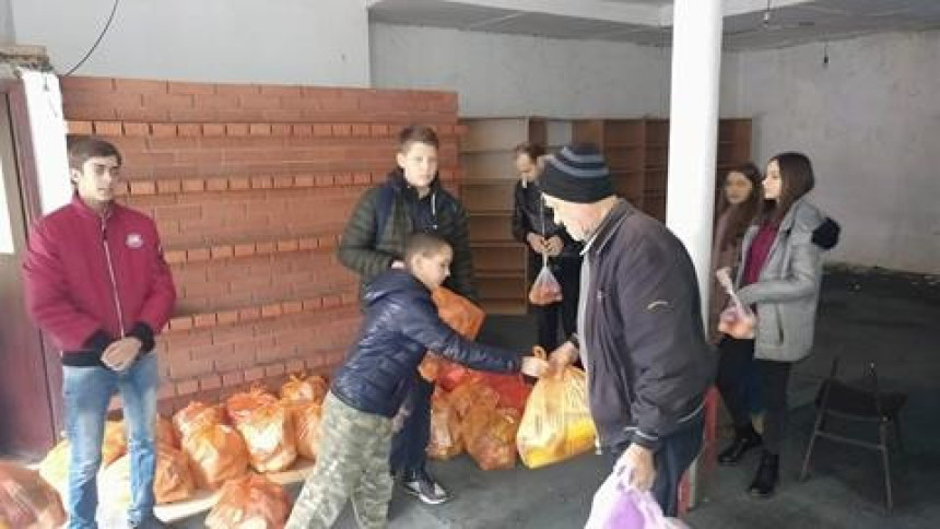 Омладинци уручили 40 пакета помоћи