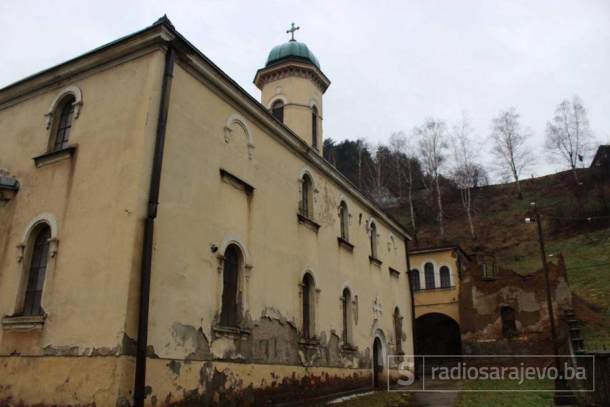 Božić dočekali u urušenoj crkvi
