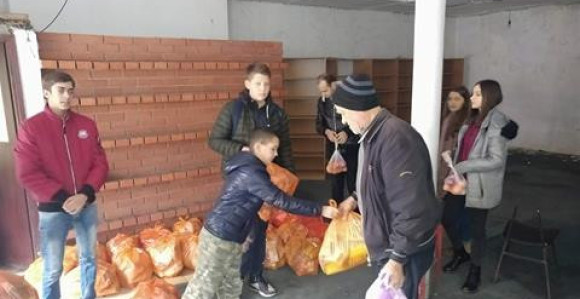 Omladinci uručili 40 paketa pomoći 