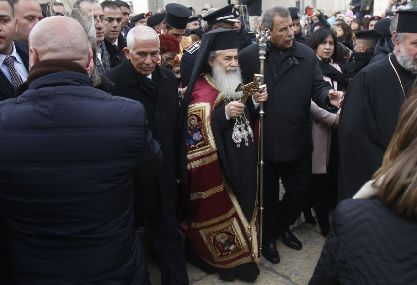 Патријарх Теофил дочекан повицима