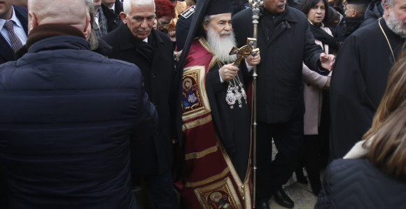 Патријарх Теофил дочекан повицима