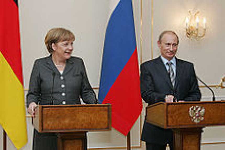 Ангела Меркел са Путином о Украјини  