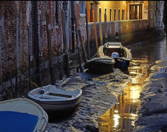 Venecijanske gondole nasukane u kanalima
