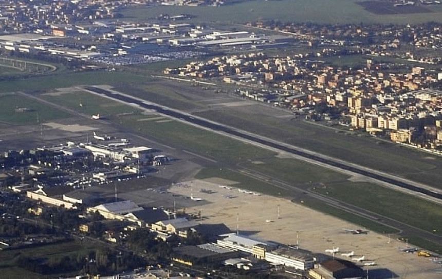 Rim: Tri bombe na aerodromu