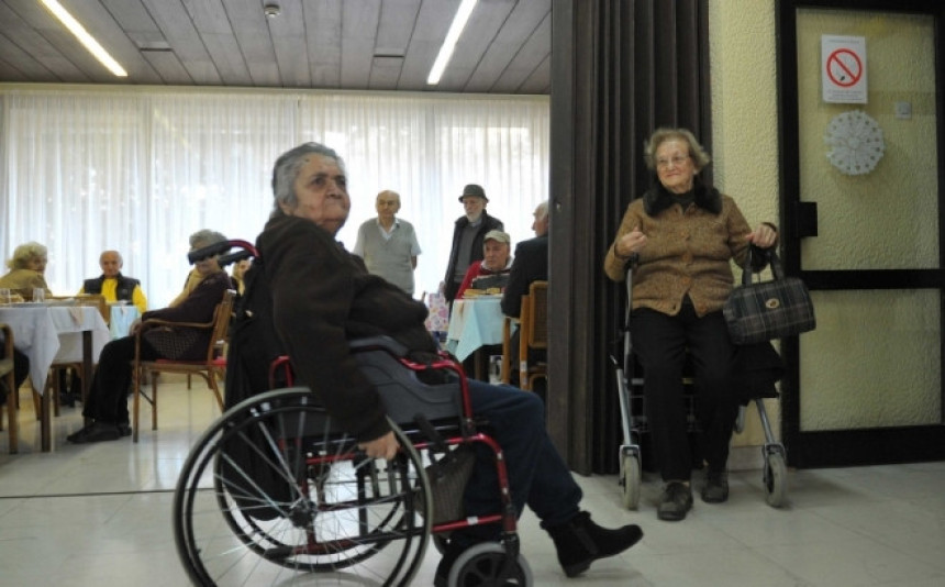 Većina staračkih domova radi nelegalno