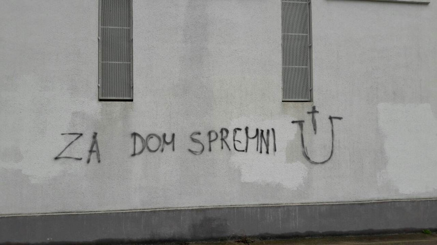 Sinj: Ustaški grafiti na srpskoj crkvi