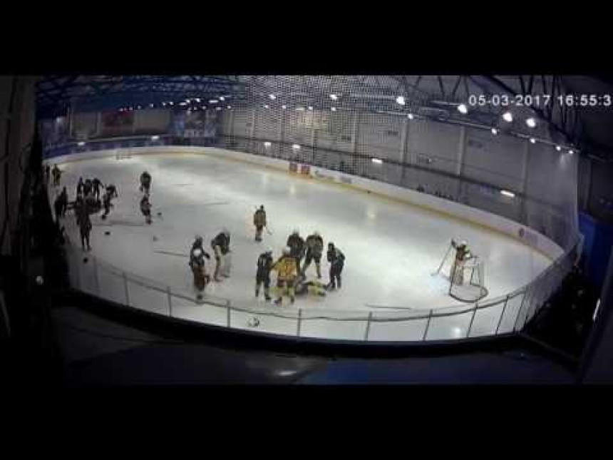 Video: Užas na ledu! Utakmica juniora prekinuta zbog masovne tuče!