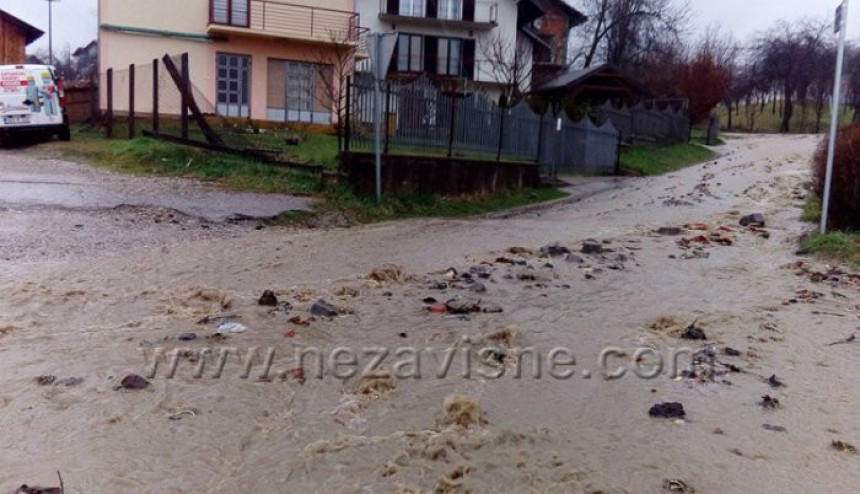 U Karanovcu voda odnijela dio puta