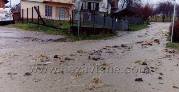 U Karanovcu voda odnijela dio puta