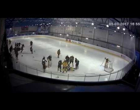 Video: Užas na ledu! Utakmica juniora prekinuta zbog masovne tuče!