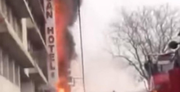 Žene skakale sa šestog sprata 