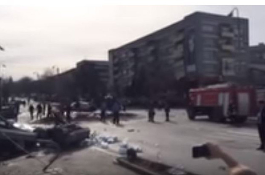 Kamion uletio u masu prolaznika