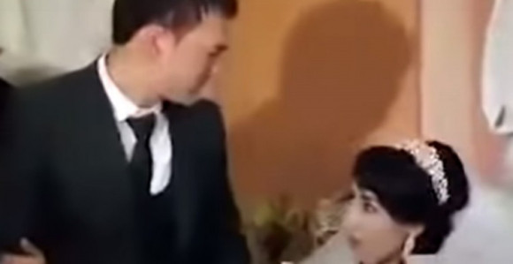 Младожења ошамарио младу