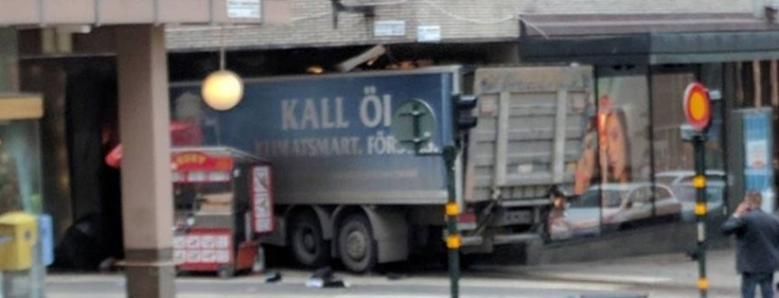 Камион улетео међу људе у Стокхолму