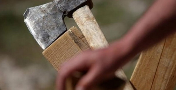 Muškarac napadnut sjekirom