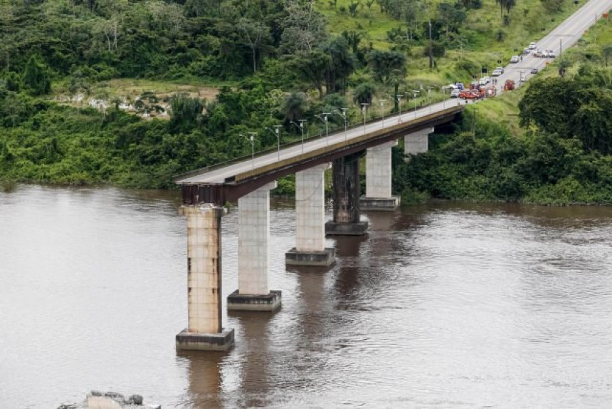 Brazil: Trajekt udario u most