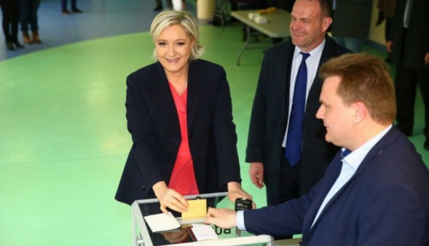 Glasali Makron i Le Penova