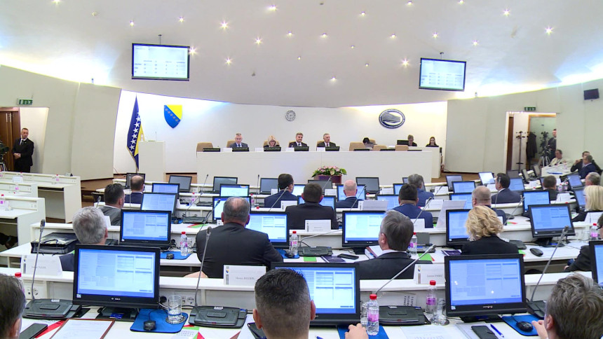 Primaju plate, a ne rade ništa