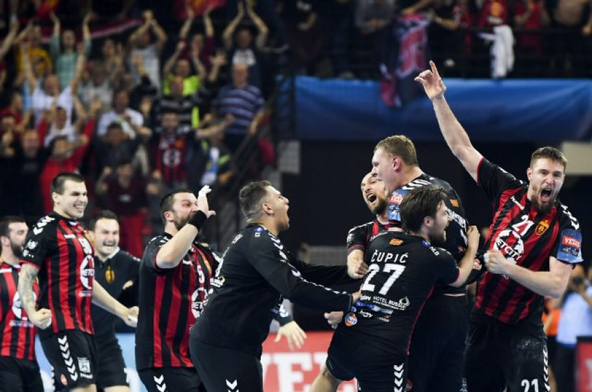 "Сви играчи су добили исписнице, сви смо слободни!"