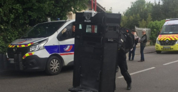 Tuluz: Naoružano lice drži taoce