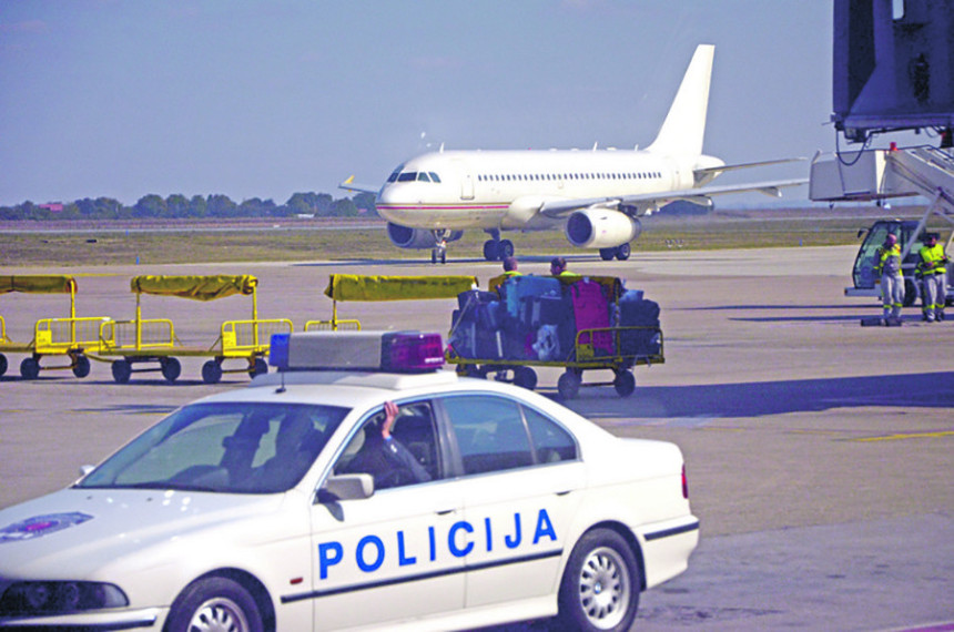 Pozlilo putnici, avion sletio