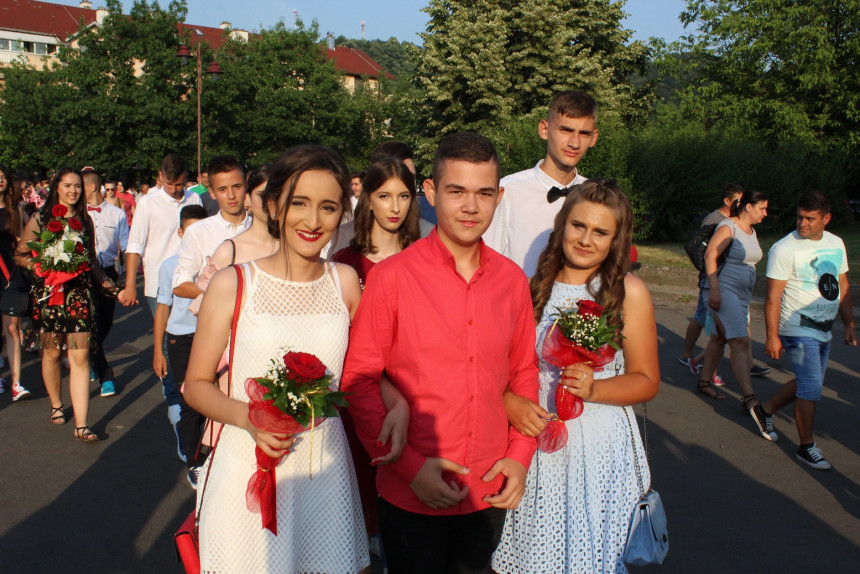 Ugljevik: Maturanti defilovali ulicama