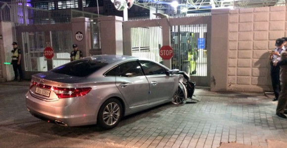 Возилом ударио у капију амбасаде