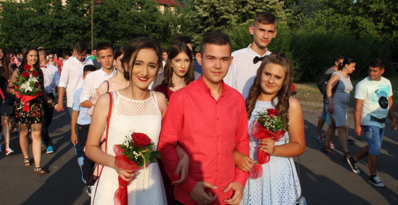Угљевик: Матуранти дефиловали улицама