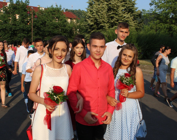 Ugljevik: Maturanti defilovali ulicama