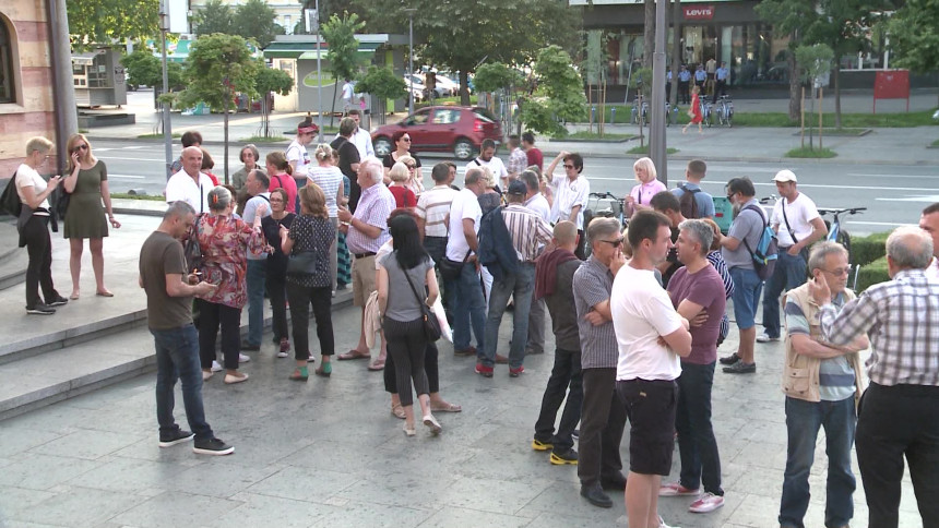 Zabrana okupljanja ispred hrama