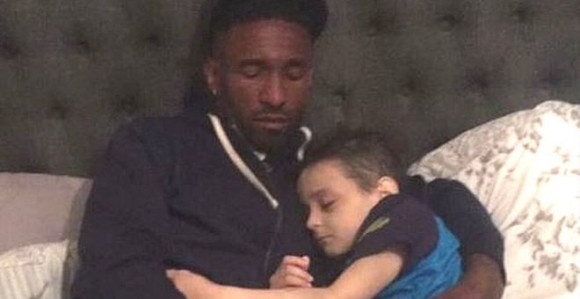 Сузе саме крећу, Дефо се "распао" због клинца!