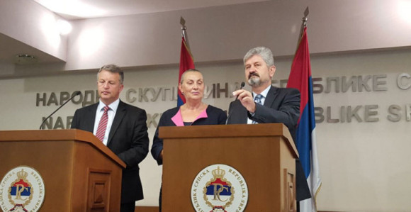 Vlada skreće pažnju s problema