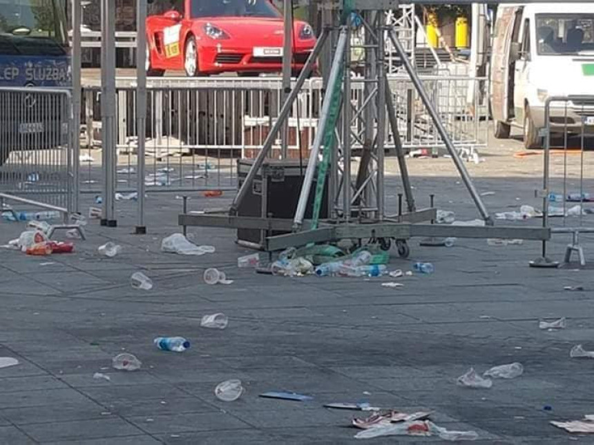 Nakon koncerta trg pun smeća 