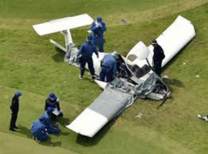 Mali avion  pao na golf teren
