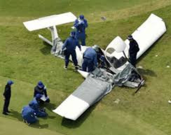 Mali avion  pao na golf teren