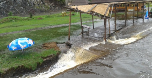 Drama na Zlatiboru: Voda nosila vozila