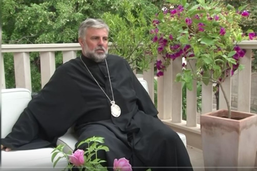 Biskup, pjevač i stranači pop