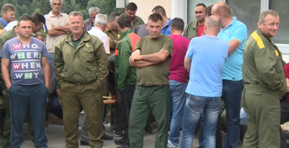 "Живи зид" за новог директора