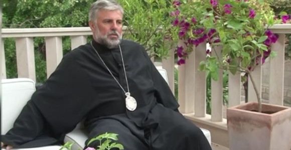 Biskup, pjevač i stranači pop