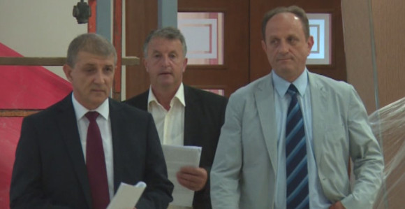 Vlada da odstupi ili riješi problem