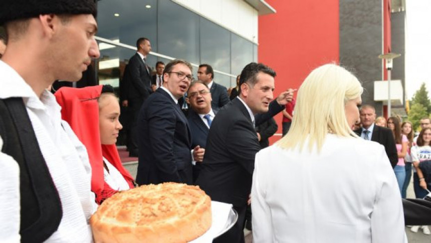 Pogača i so za Aleksandra Vučića