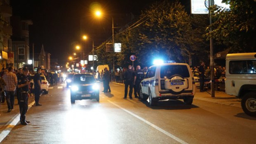 Ranjen policajac ispred kafića